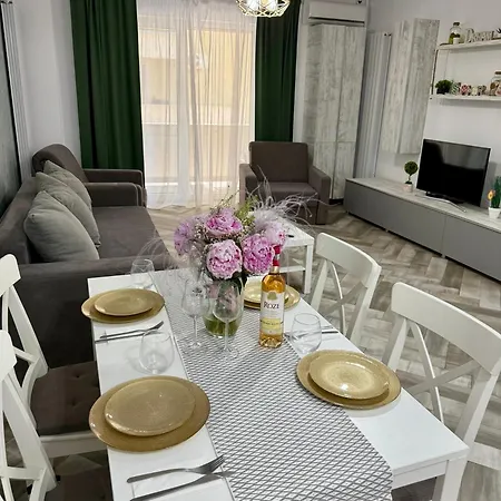 Taya - Moon Apartman Mamaia